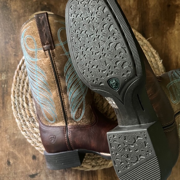 Ariat Sassy Brown Tombstone Round Up Embroidered Accent Western Boots - Picture 2 of 8